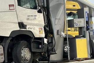 Tir roztrzaskał się na stacji paliw. Totalna demolka pod Brwinowem