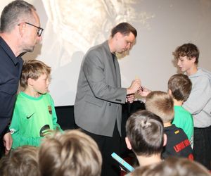 Wojciech Szczęsny z dziećmi na premierze filmu o sobie