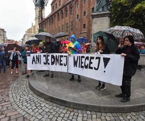 Tłum zwolenników aborcji protestował w centrum miasta. Manifestacja ruszyła pod kurię biskupią i siedzibę PiS