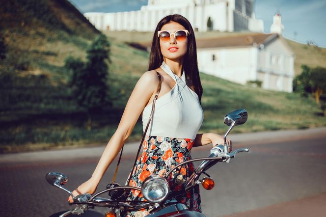 Wiosną łączymy romantyczne sukienki z elementami motocyklowymi. Moto boho to najmodniejszy styl nadchodzącego sezonu! 