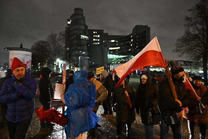 Kolejny dzień protestu przed siedzibą TVP