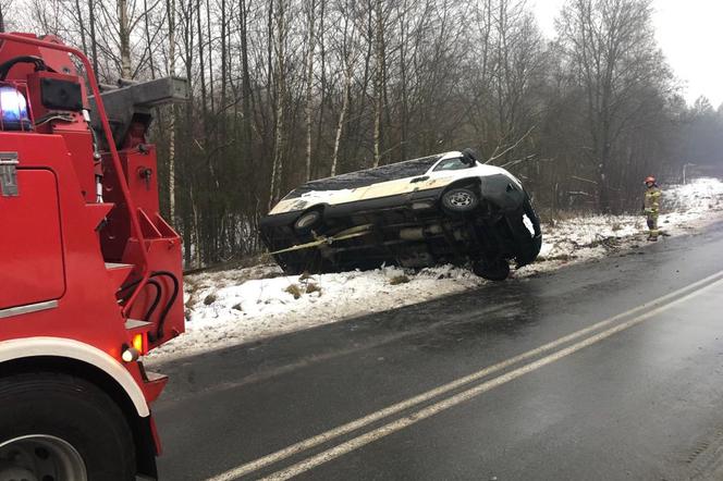 Trudne warunki na drogach! Bus rejsowy wypadł z drogi i się przewrócił na bok [ZDJĘCIA]