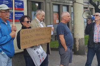 Gdańszczanie solidaryzują się z osobami niepełnosprawnymi oraz ich rodzinami protestującymi w Sejmie. Od wtorku przed biurem PiS na Targu Drzewnym odbywają się demonstracje.