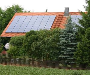 Prąd w domu energooszczędnym: fotoogniwa i turbiny wiatrowe