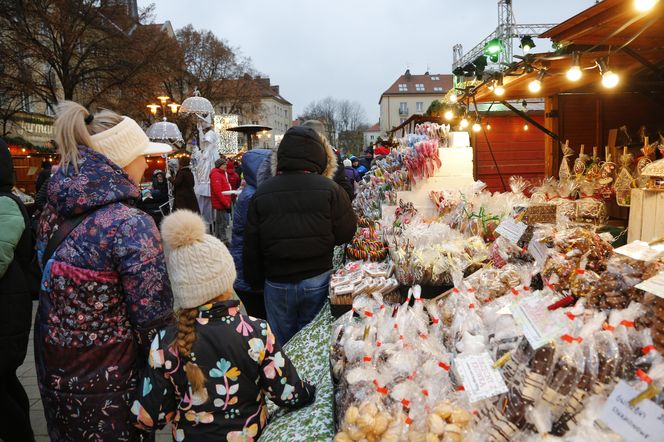 Tyski Jarmark Bożonarodzeniowy trwa w najlepsze. Znakomite koncerty i wyjątkowa atmosfera ZDJĘCIA