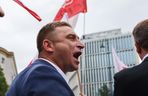 Robert Bąkiewicz przed Sejmem wśród zwolenników Karola Nawrockiego