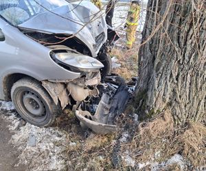 Tragiczny finał wypadku w powiecie rawickim. Nie żyje 39-latek, który uderzył samochodem w drzewo