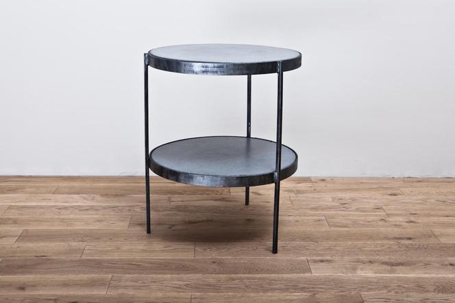 Stolik w stylu industrialnym łączy metal i beton