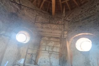 Baszta w Nowych Kicharach (gm. Dwikozy) w trakcie remontu