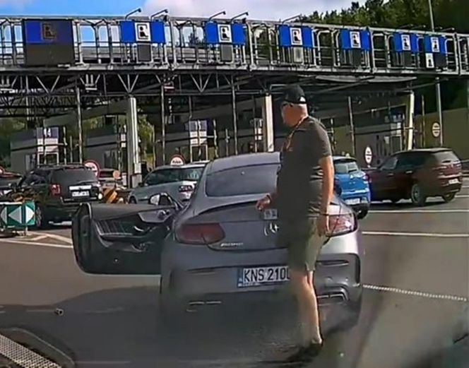 Kierowca mercedesa terroryzuje innych kierowców na autostradzie A4