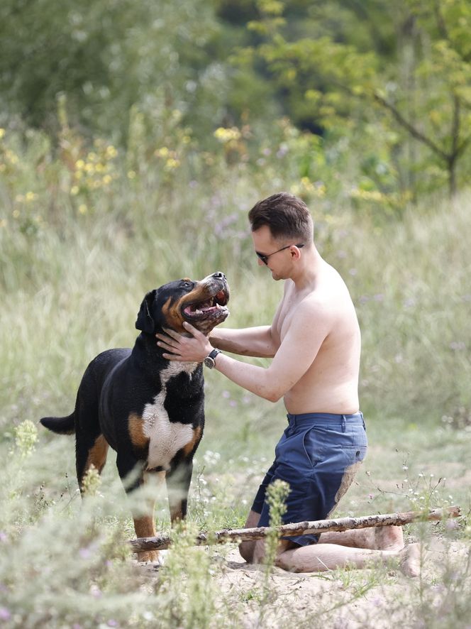 Poseł kąpał się z psem