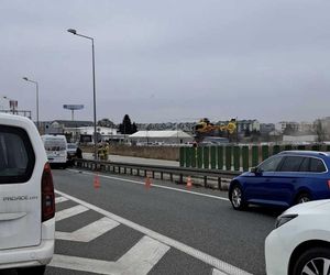 Karambol pod Warszawą! 5 pojazdów rozbitych, są ranni. Na miejscu lądował śmigłowiec ratunkowy