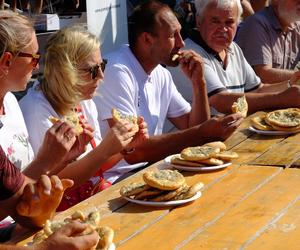 Lubelski Festiwal Smaku. Pan Andrzej został Mistrzem Świata w jedzeniu lubelskich cebularzy