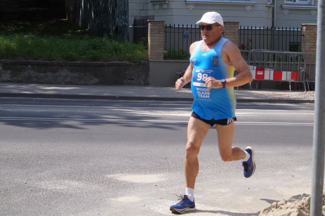 Seniorzy w Bydgoszczy pokazali moc! Blisko setka na starcie pierwszego Biegu Seniora