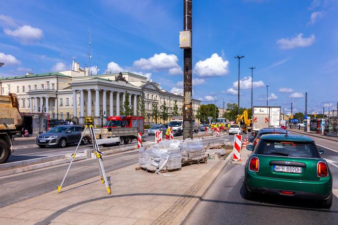 Prace przy zazielenianiu pl. Bankowego w Warszawie