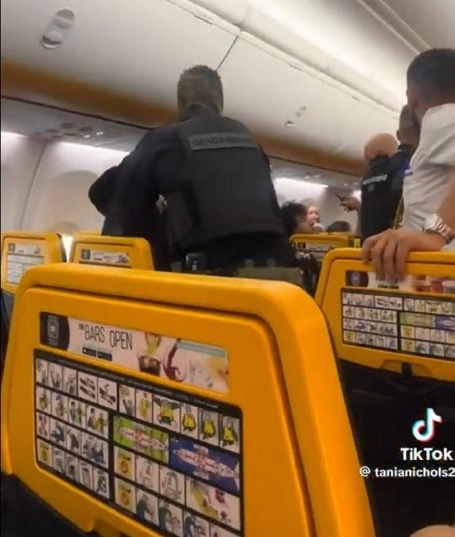 Bijatyka w samolocie! Wieczór kawalerski doprowadził do katastrofy. Zobacz wideo