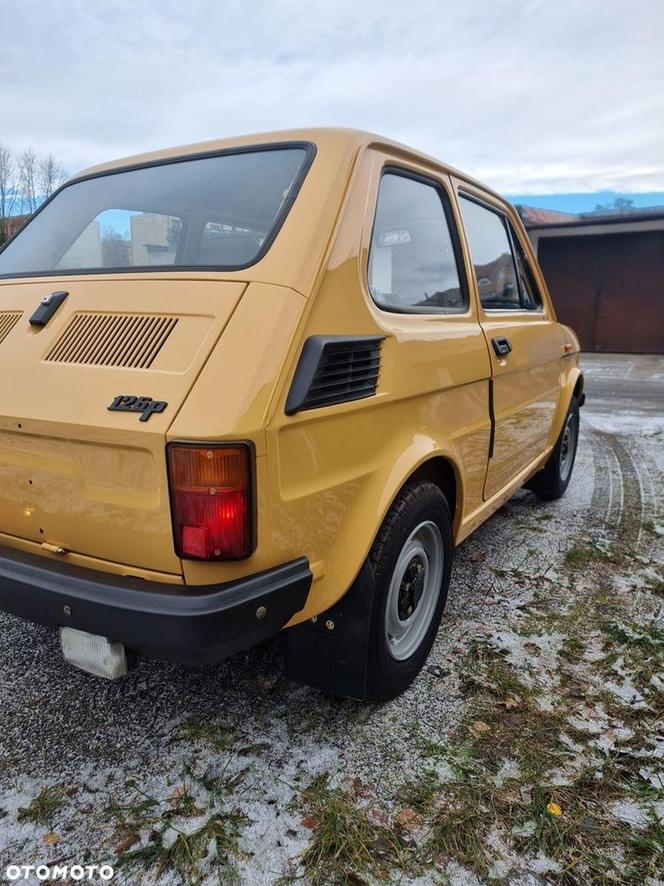 Wyjątkowy Maluch trafił do sprzedaży. To Fiat 126p z 1989 roku 