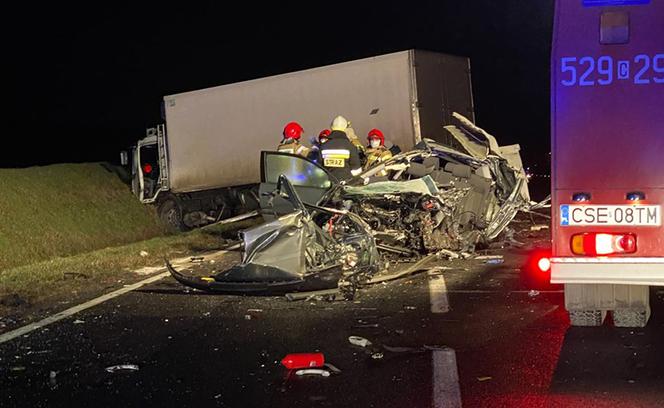 Samochód osobowy zderzył się z dwiema ciężarówkami. Tragedia na DK 25