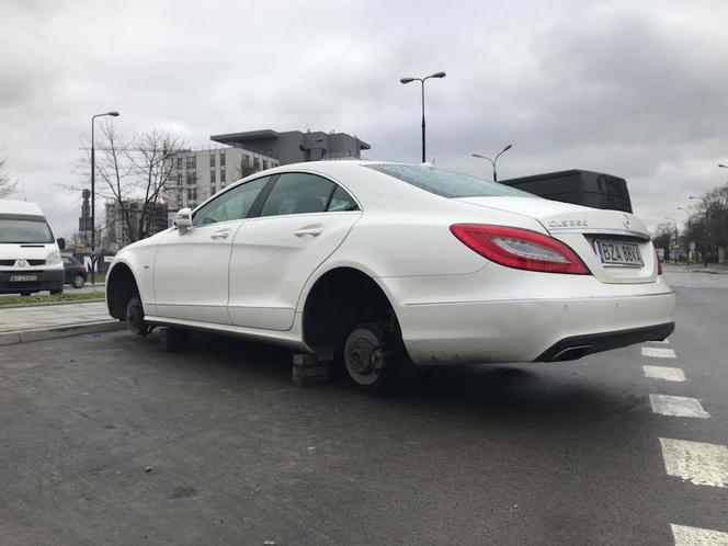 Mercedes-Benz CLS bez kół na warszawskich Odolanach