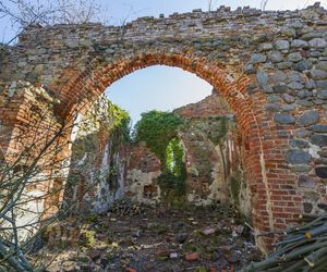 Magiczne miejsce w malutkiej wsi na Warmii i Mazurach. Stoją tam ruiny sprzed 700 lat