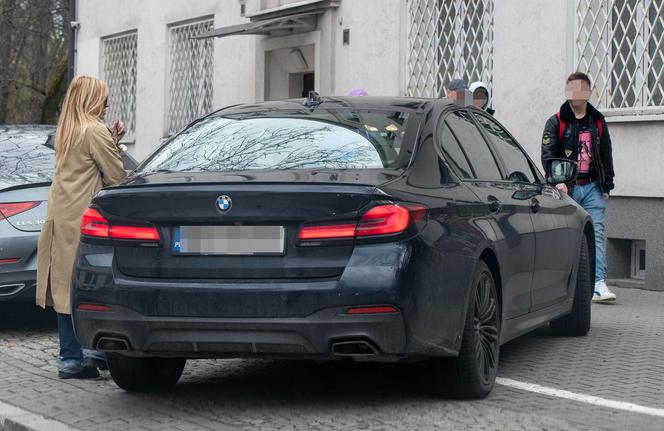 Monika Olejnik w piekielnie drogich ciuchach wsiada do BMW