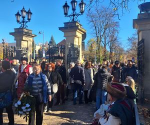 Krakowska tradycja czy festiwal tandety? Trupi miodek, oscypki i zabawki na stoiskach przy cmentarzu Rakowickim [GALERIA]