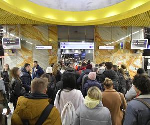 Dantejskie sceny na stacji metra Świętokrzyska. Tłum nie mieści się w korytarzach
