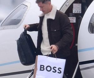 Robert Lewandowski ze szpanerką siatą wysiadł z samolotu