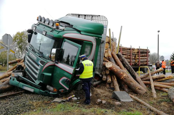 O krok od tragedii w powiecie świeckim. Kierowca ciężarówki wjechał na tory i zderzył się z drezyną! [ZDJĘCIA]