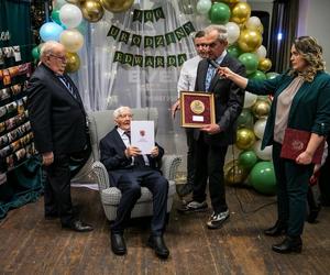 Walczył w II wojnie światowej i uciekał przez wiele lat. Życie pana Edwarda to gotowy scenariusz na film! [ZDJĘCIA]