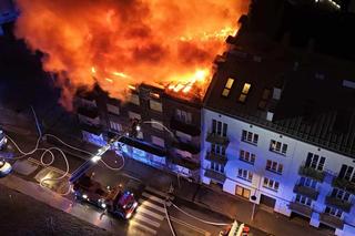  Potężny pożar kamienicy na Pradze. Buchające płomienie widać było z daleka