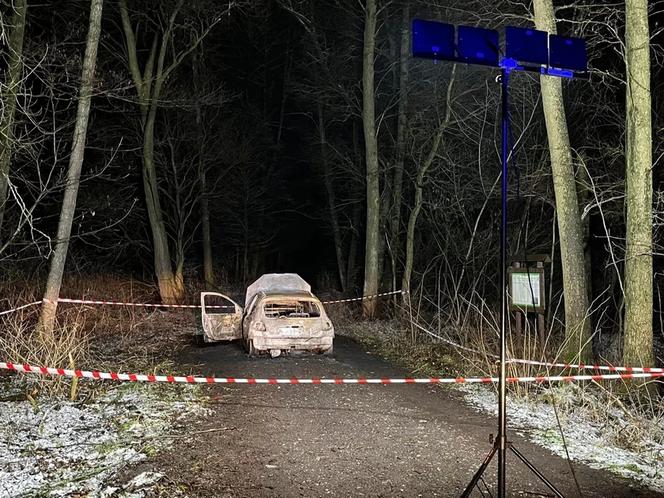 Makabra pod Mordami. Spalił się w aucie, bo zapalił papierosa