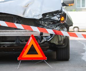 Szkolny bus przewrócił się na bok. W pojeździe było 13 dzieci