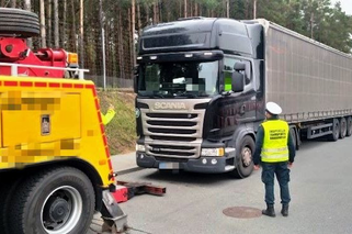 Tu potrzebny był holownik. Ciężarówka zatrzymana do kontroli nie mogła jechać w dalszą trasę