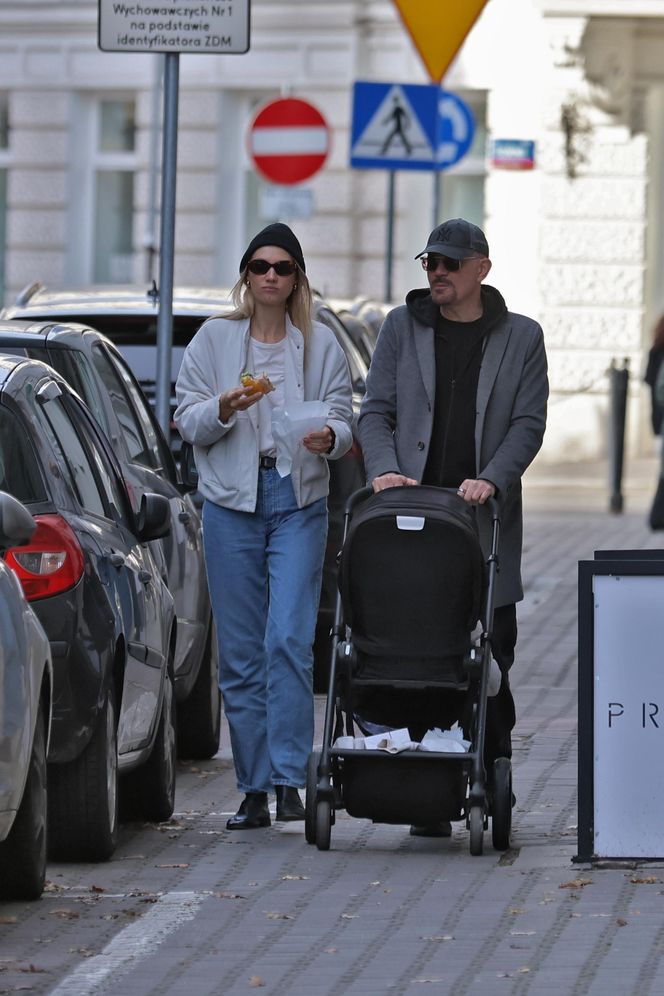 Krzysztof Ibisz z rodziną na spacerze