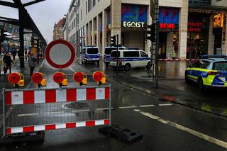 Drezno. Uzbrojony mężczyzna przetrzymuje zakładników w centrum handlowym