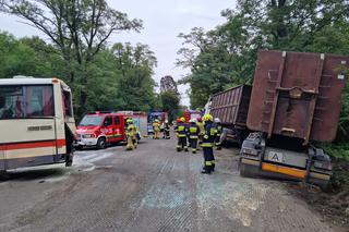 Wypadek autokaru szkolnego koło Wieruszowa. 13 dzieci poszkodowanych [ZDJĘCIA]