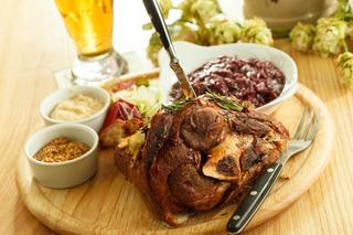 Golonka w piwie po bawarsku: przepis na pieczoną golonkę wieprzową