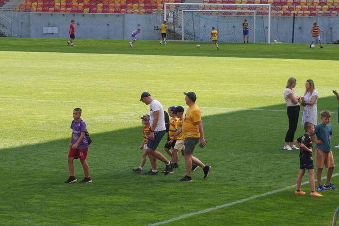 Pożegnianie Murawy na Chorten Arenie. Jagiellonia Białystok rozdaje boisko swoim kibicom