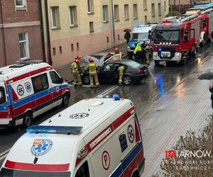 Groźna kraksa w centrum Tarnowa. Poszkodowana kobieta trafiła do szpitala