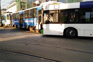 Zderzenie autobusu i tramwaju na Bramie Portowej! Kilkanaście osób rannych. Poważne utrudnienia w ruchu [ZDJĘCIA, WIDEO]