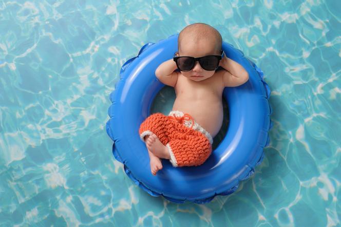 niemowlę na kole w basenie