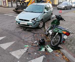 Poważny wypadek w Piotrkowie Kujawskim. Motorowerzysta potrącony przez kierowcę