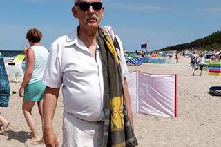 Żona Janusza Korwin-Mikkego taszczy za nim siaty na plaży! Zobacz ZDJĘCIA