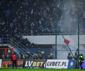 Potworna zadyma kiboli na meczu Piast – Górnik. Rzucali ... drzwiami i koszami. Jest komunikat klubu