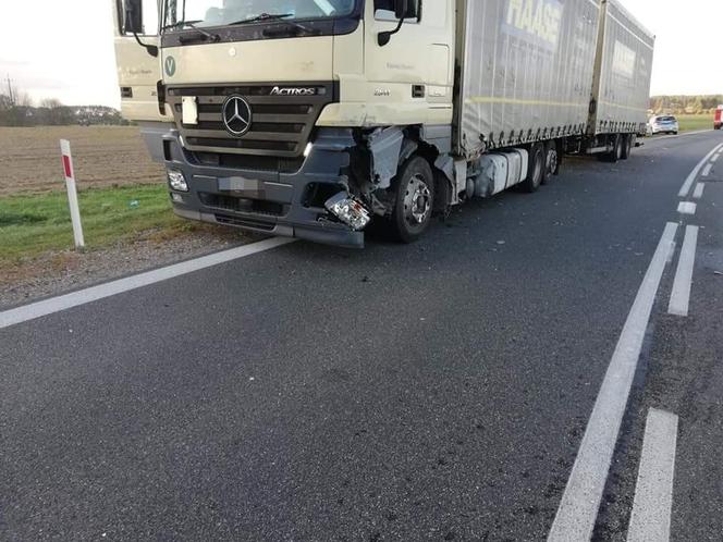 Groźne zderzenie mazdy z ciężarówką. Osobówka zjechała na przeciwny pas [ZDJĘCIA]