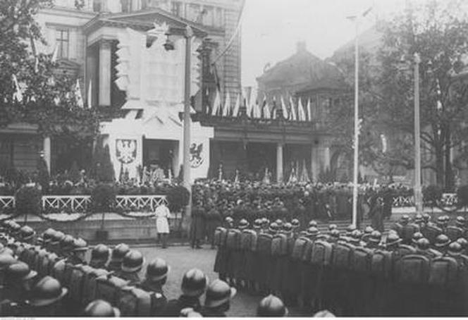 WYJĄTKOWE zdjęcia z placu Wolności w Poznaniu. Tak świętowano tam przed wojną