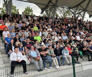 Kibice na otwarciu stadionu w Starachowicach