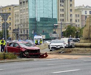 Pijany roztrzaskał się samochodem na pl. Konstytucji. To policjant stołecznej drogówki