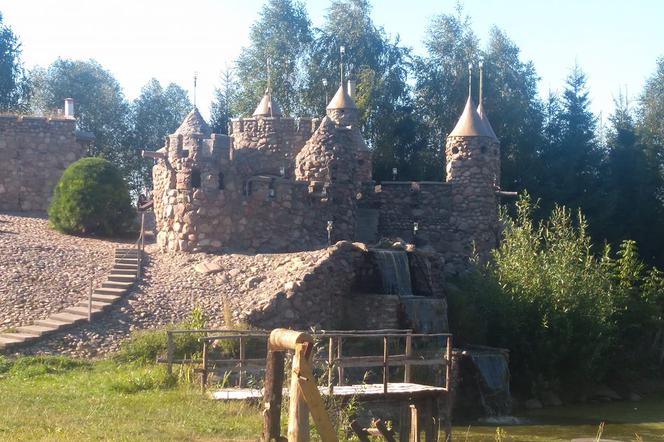 Bajkowy zamek w Białogrądach. To dzieło jednej pary rąk [ZDJĘCIA]